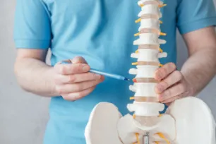 Лечение межпозвоночной грыжи в Волгограде без операции - цена в клинике «Волжская здравница»